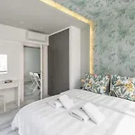 Innovative Majestic Corner Suite In Ladadika