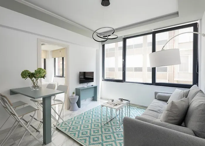 Innovative Majestic Corner Suite In Ladadika
