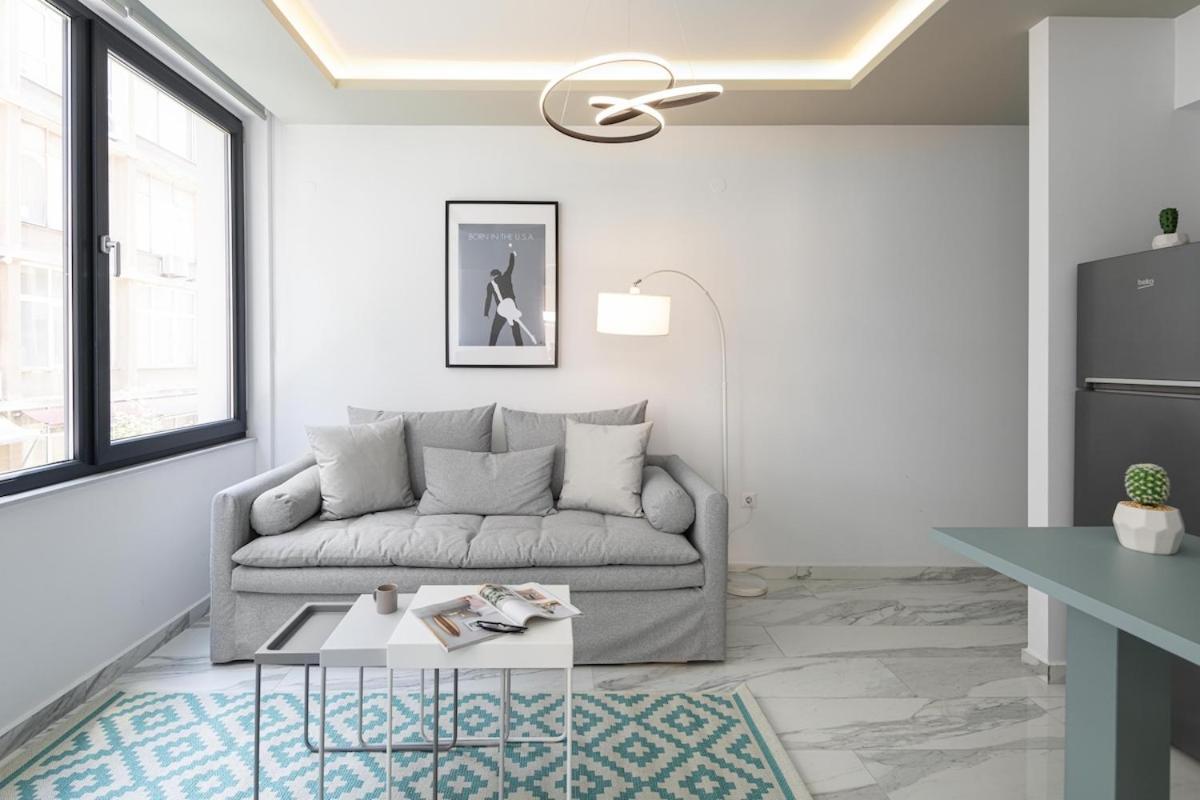 Innovative Majestic Corner In Ladadika Apartment